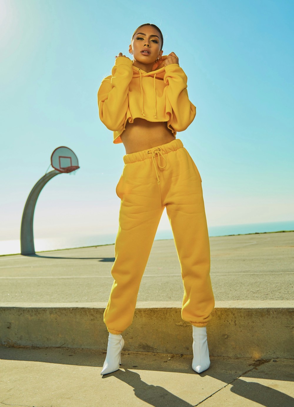 Look streetwear com camisa de modelagem ampla, na cor Off-white